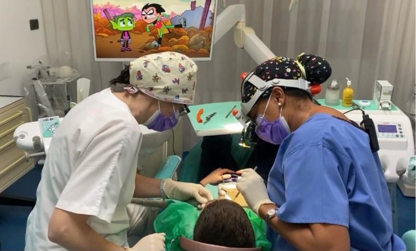 Le dottoresse dello Studio Gasbarri – Fonseca durante un trattamento